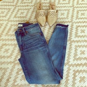 9” Mid-Rise Skinny Jeans in York Wash: Rip&Repair